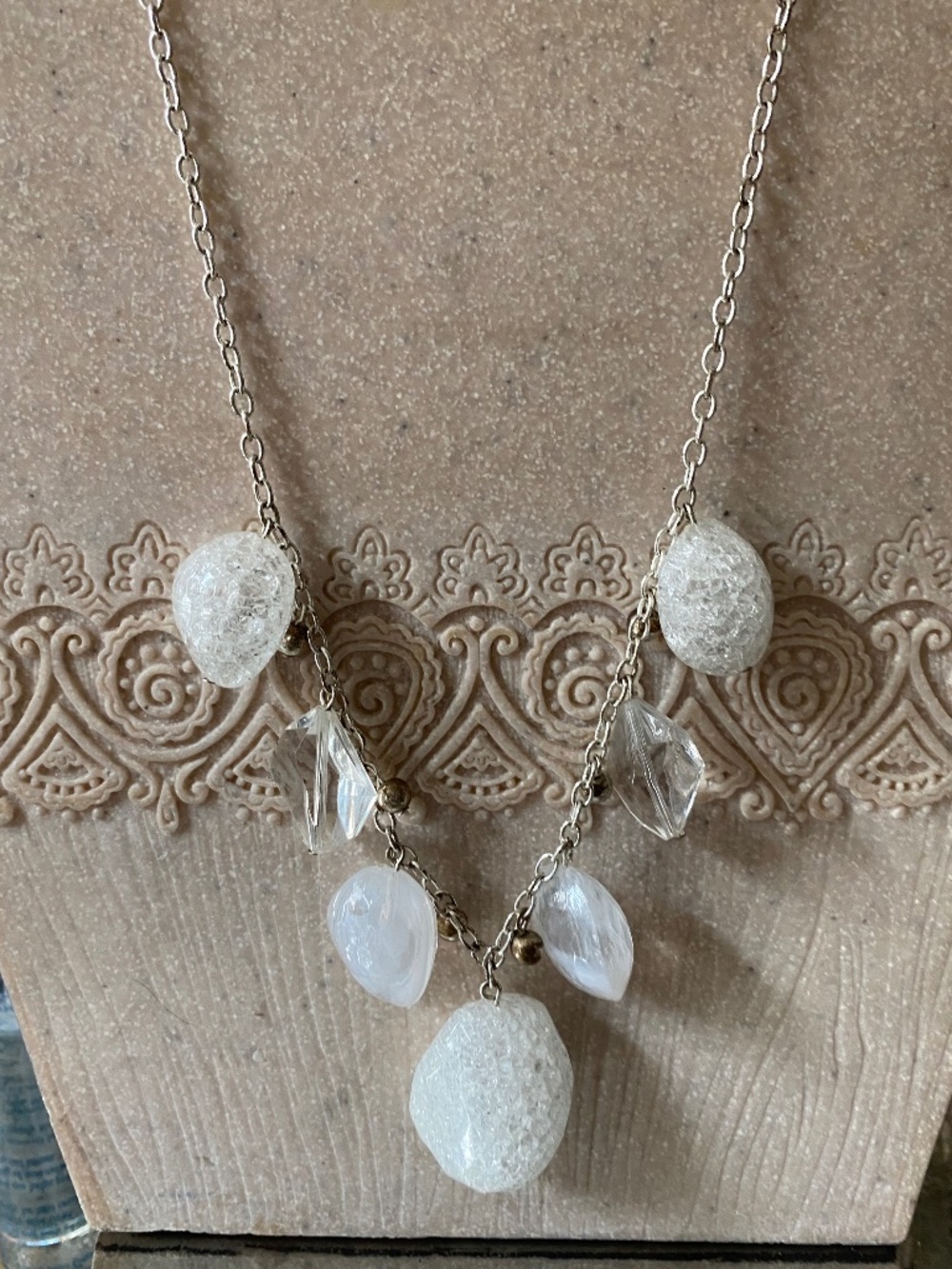 VINTAGE WHITE CHUNKY BEADED NECKLACE
